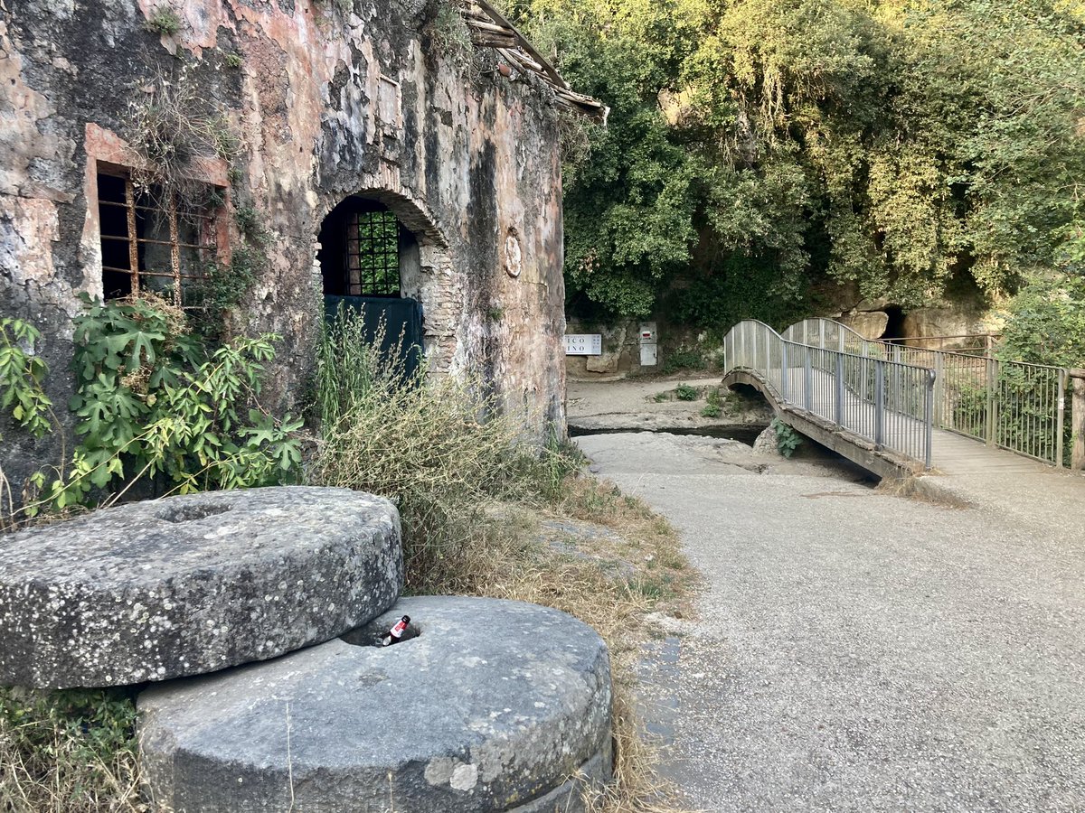 ValorVeio's tweet photo. Le macine della Mola di #IsolaFarnese, protagoniste in una scena del film di Pinocchio del 1982 di Comencini, ormai ridotte in 🚮 dei rifiuti da 4 incivili “schiaccia cicoria”. Forse Veio per proteggersi deve tornare nel oblio …. 😒Anche se poco aiutata da chi dovrebbe!! 😒 https://t.co/JaK0OA0RM9