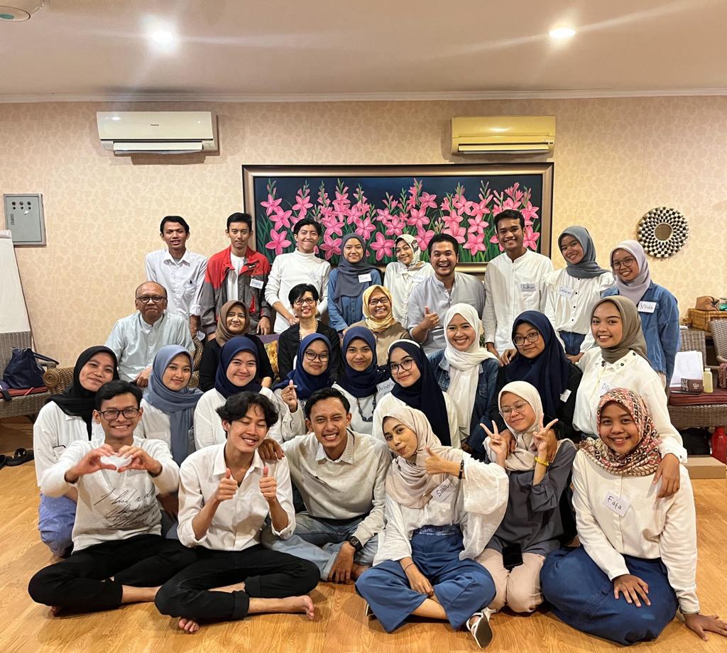 Qitfirull's tweet photo. Selama di kampus selalu jd insan asrama, skrng ada di Rumah SIGAP. Cocok bgt disini karena fokusnya character bulding. Bebas berekspresi, selalu ditanemin mindset, &amp; selalu didorong u/ kasi gebrakan wkwk. Dibimbing pembina yg juga dosen tpi ngerti anak muda bgt🤓 https://t.co/Mtpuc0FblQ