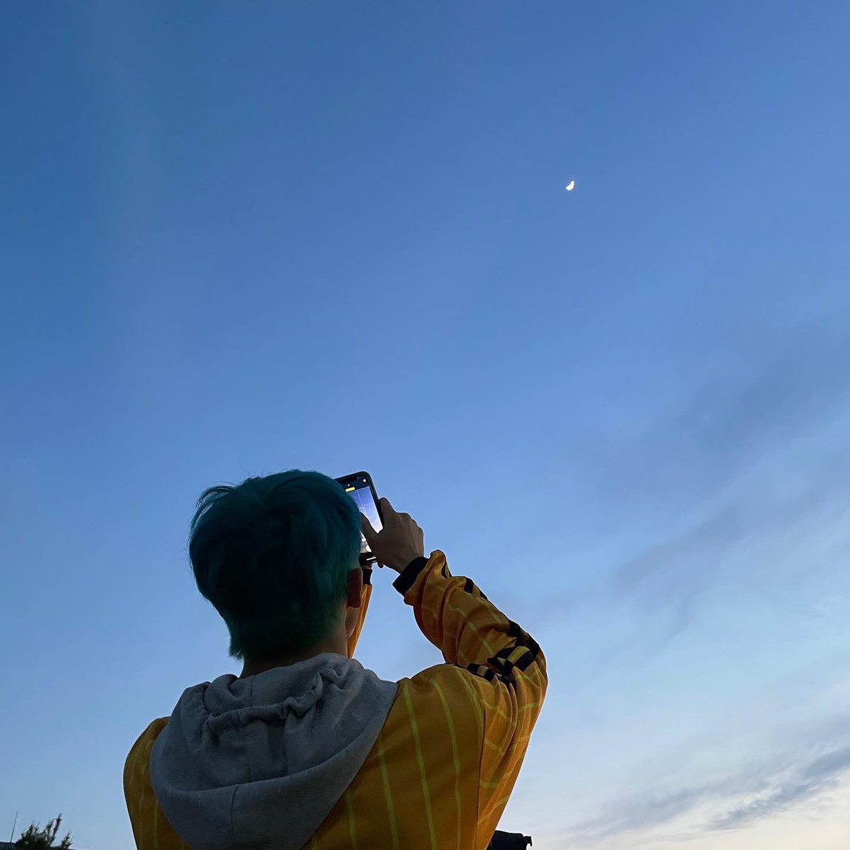 joyfulmarkly's tweet photo. — a thread of all the sky pics from mark lee! ♡ https://t.co/fowlX8xFR7