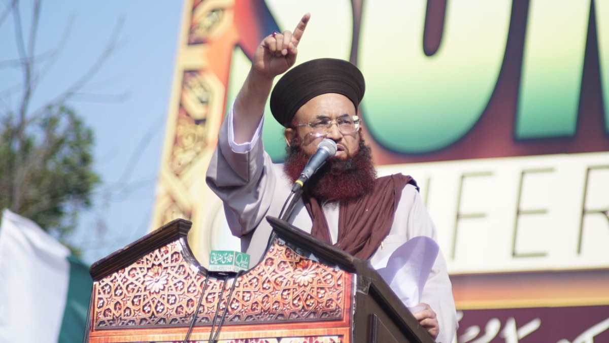 AhmadRzTLY's tweet photo. قانون ناموس رسالتﷺ #295C کے مسئلے پر ڈاکٹر مفتی محمد اشرف آصف جلالی صاحب نے پوری دنیا کو چیلنج کر رکھا ہے جس کو اس قانون سے تکلیف ہے وہ امام جلالی کا چیلنج قبول کرے.
#RedZone_295C https://t.co/nJFtO4rIY3