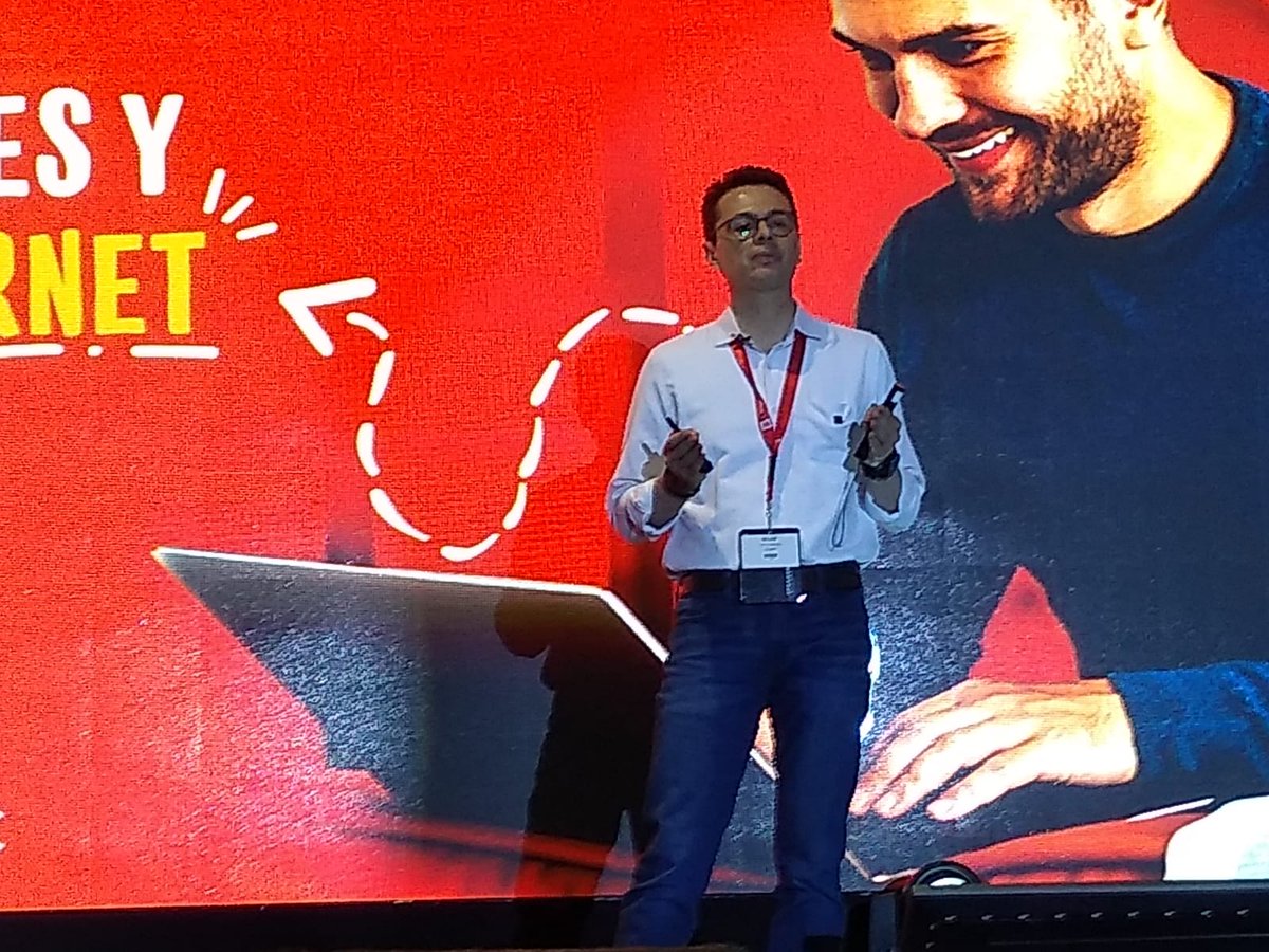 ImpactoTIC's tweet image. Ante los asistentes del #WebCongress 2023, William Fox, gerente de mercadeo de @puntoCO Internet (GoDaddy Registry), compartió  datos sobre consulta, consumo, percepción de seguridad, #ciberacoso y relaciones de pareja en #Internet, obtenidos en el estudio &quot;Percepciones y Uso de…