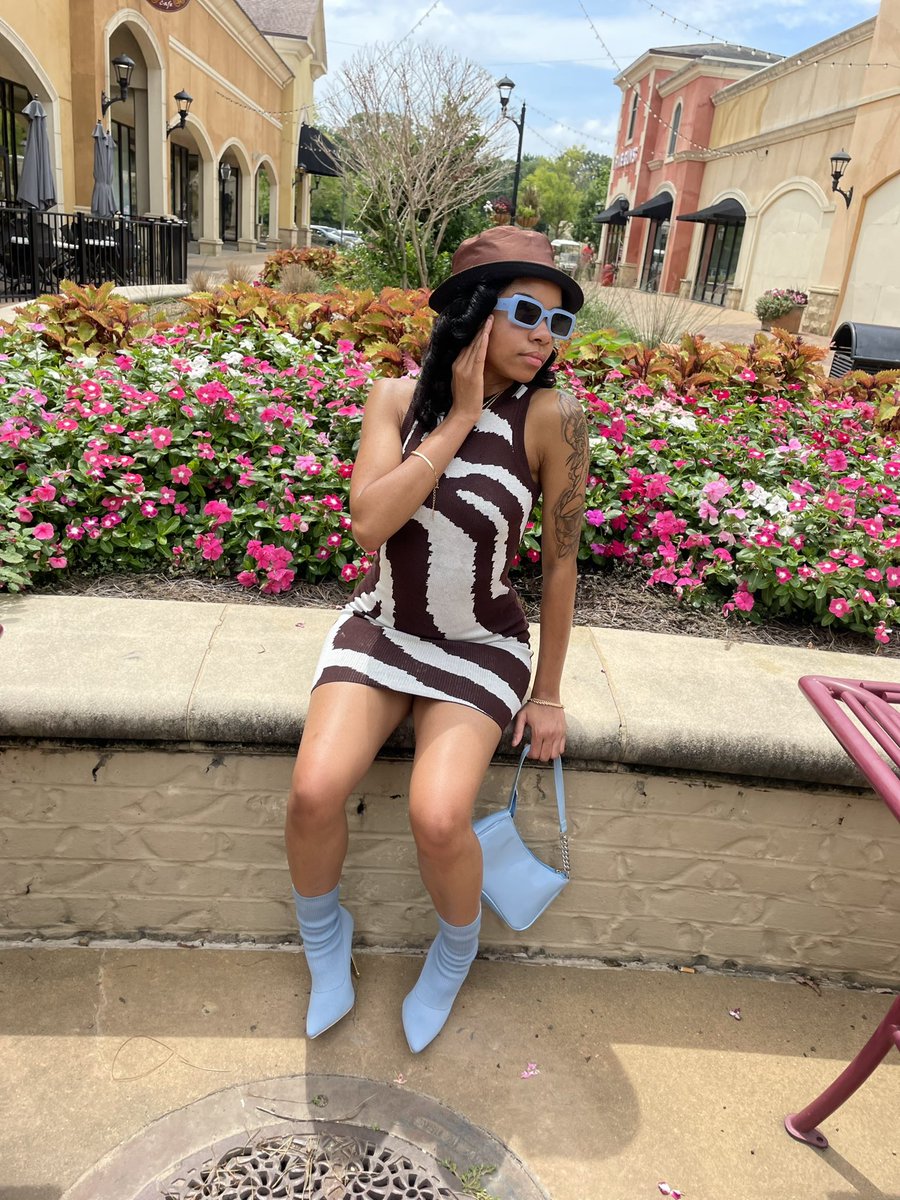 #WhosWhoOfJSU 
-Jamerra L. Warrick
-Bio Pre - Med (24🎓)
-21 🥂| Cancer
-Blue Ambassadors
   * business manager
-Jewels inc
   *(meet the) jewels week chair
-Blue S.T.R.E.A.K
-McNair Scholar and a few more🫶🏽
-I look forward to meeting everyone and making this year great!🥳