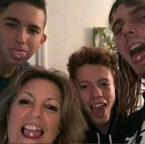GeniusPothead's tweet photo. When you can't afford Disneyworld but want to take a family trip https://t.co/ZcHRWPdlwG