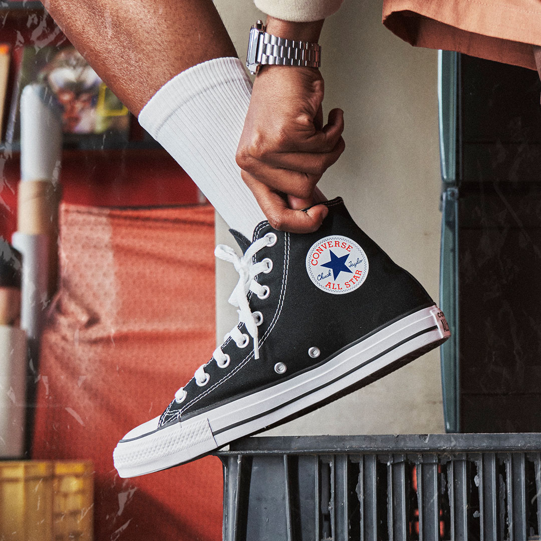 sportsceneSA's tweet photo. Whether he’s rapping, singing or producing, CPT’s, Ukhanyo is kitted out & ready to storm.
Shop Ukhanyo’s Converse look in the sportscene #HouseOfBrands in all stores & online on Bash: https://t.co/XCtQcPeFUN
#RecordStoreVibes #StreetwearFinds #Houseofbrands https://t.co/zv8FJ2sQ7X