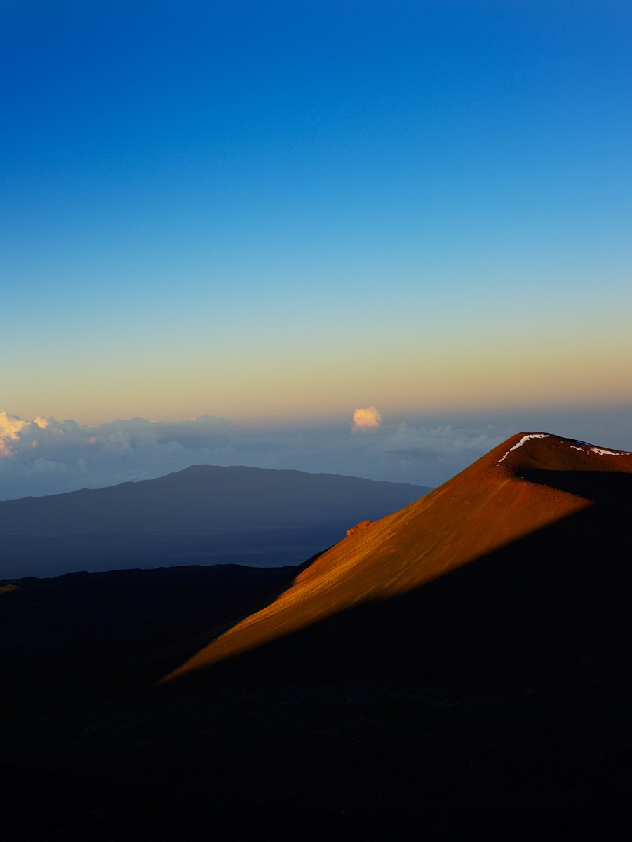 On this happy #alohafriday we’re taking a moment to appreciate the beautiful sunrises from Maunakea. We’re ever grateful for these peaceful morning views🌅   

📸 credit: Rick Peterson 
#keckobservatory #maunakeaobservatories #hawaiiastronomy