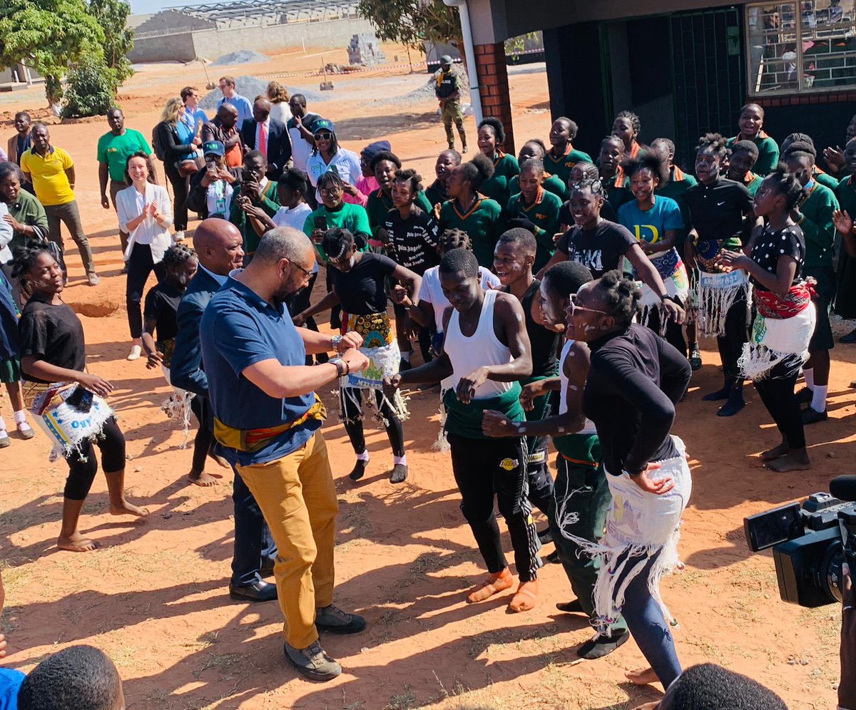 Thank you 🇬🇧Foreign Secretary <a href="/JamesCleverly/">James Cleverly🇬🇧</a> and 🇿🇲Minister of Education <a href="/honorabledougla/">Douglas Syakalima</a> for dancing with us to celebrate the launch of <a href="/PEASchools/">PEAS (Promoting Equality in African Schools)</a> Mushili Hillside School today!! 

<a href="/Medu_Zambia/">Ministry of Education- Zambia</a> <a href="/UKinZambia/">UKinZambia</a> <a href="/FCDOGovUK/">Foreign, Commonwealth & Development Office</a> 

#secondaryeducation #girlseducation