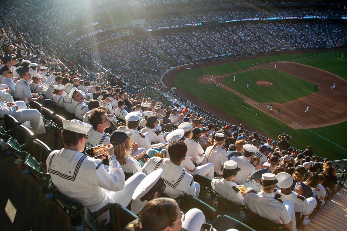 USPacificFleet's tweet image. When #USPacificFleet Sailors aren't training or deploying across the Pacific you just might find them at events like the #Seattle #SeaFair 🌊 ⚓️
@USNavy @SurfaceWarriors #USNavy