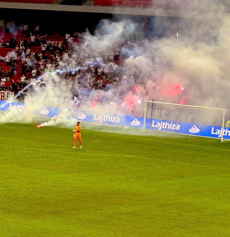 Dünyanın neresine giderseniz gidin sosyal medyaya “Bizim Olduğumuz Her Yer Bizimdir” yazıyorsanız bunun sebebi bu adamlardır o yüzden buradan prim yapmak için yazıp çizip fazla uzatmayın. Beğenmiyorsanız Başakşehir tutun onlar sessiz sakin tribünde oturuyor. Burası BEŞİKTAŞ !