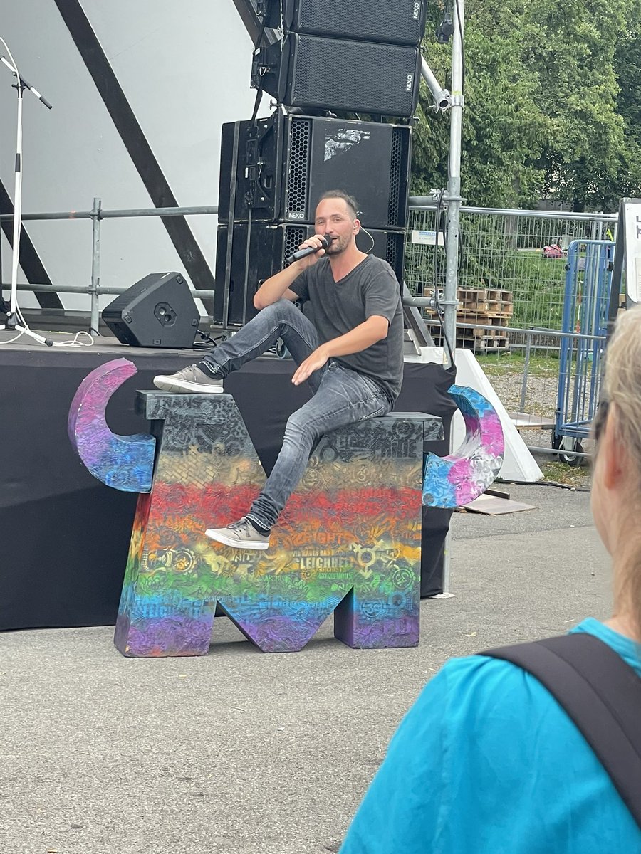 sowasvonanders's tweet photo. Cooles Konzert heute
#kulturufer
#oxmo
#fcknzs
https://t.co/UUL5v0hkpg https://t.co/sE3lFgVtoC