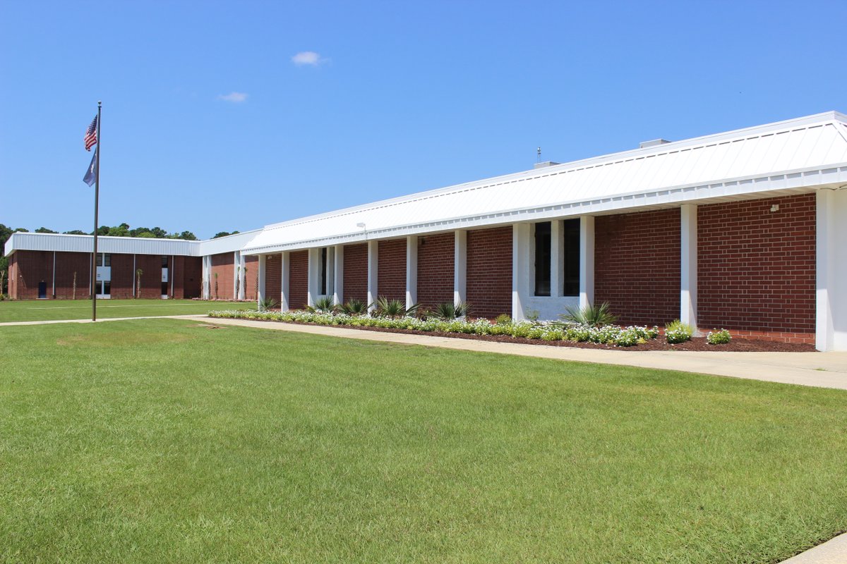 Flo1Schools's tweet photo. Landscaping, paving and Wilson baseball, Oh My! Summer renovations at Wilson included paving the parking lots, beautiful new landscaping around the school, new fencing around the tennis courts, outdoor lighting, a renovated chorus room and work on the baseball field. #F1SBuilds https://t.co/TLzj6lSWE6