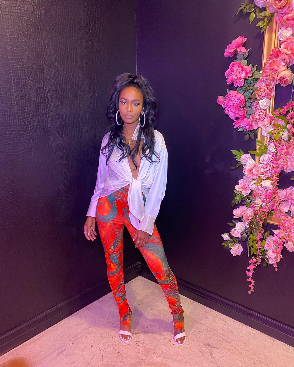 Royalteeee___'s tweet photo. I fall back, not off. https://t.co/AQNeM8gZD9