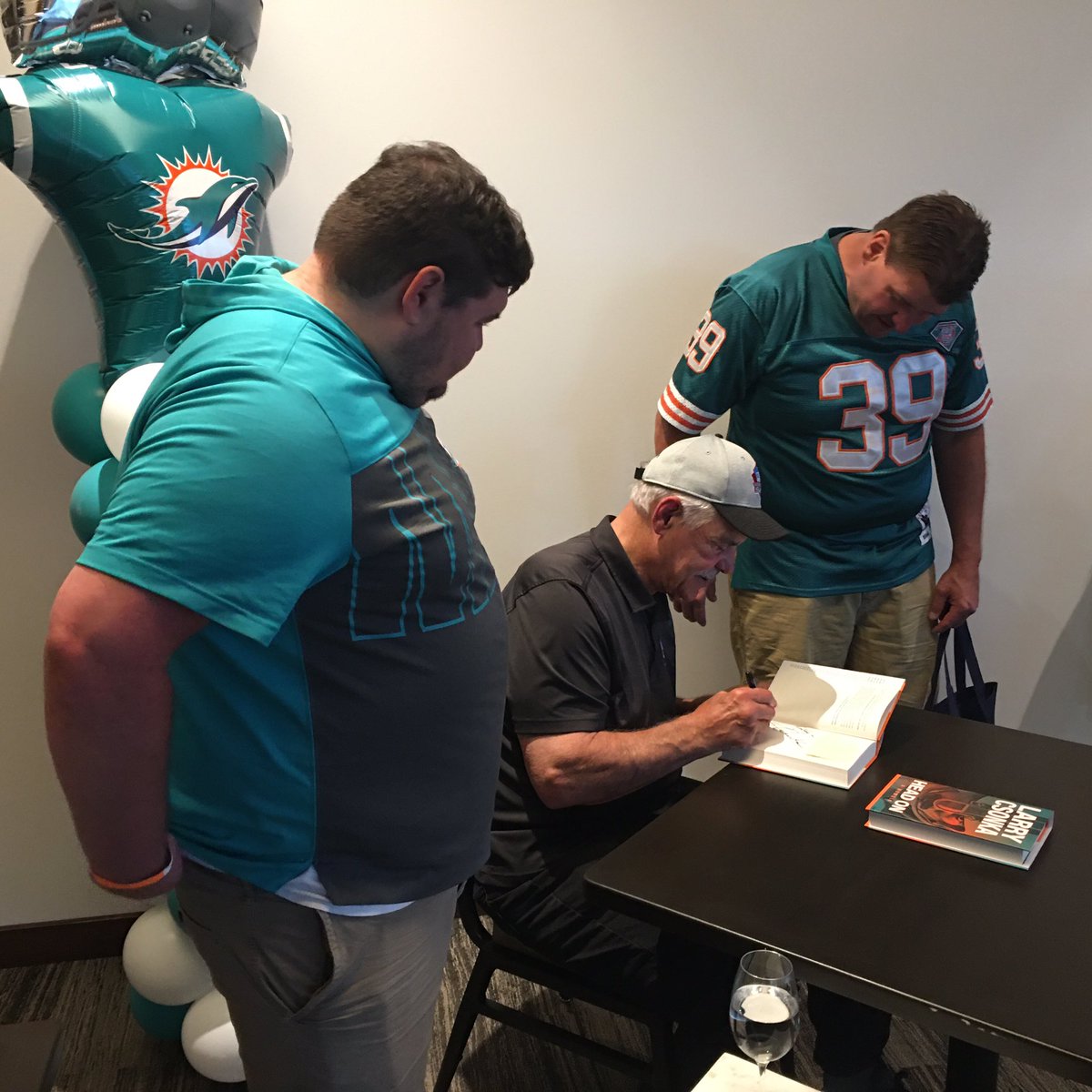 Larry_Csonka39's tweet image. Talked about HEAD ON at Don Shula’s American Kitchen at @ProFootballHOF this week. Thanks also to Stark Library of Canton. Fun event, great to see everyone!
#HEADON
