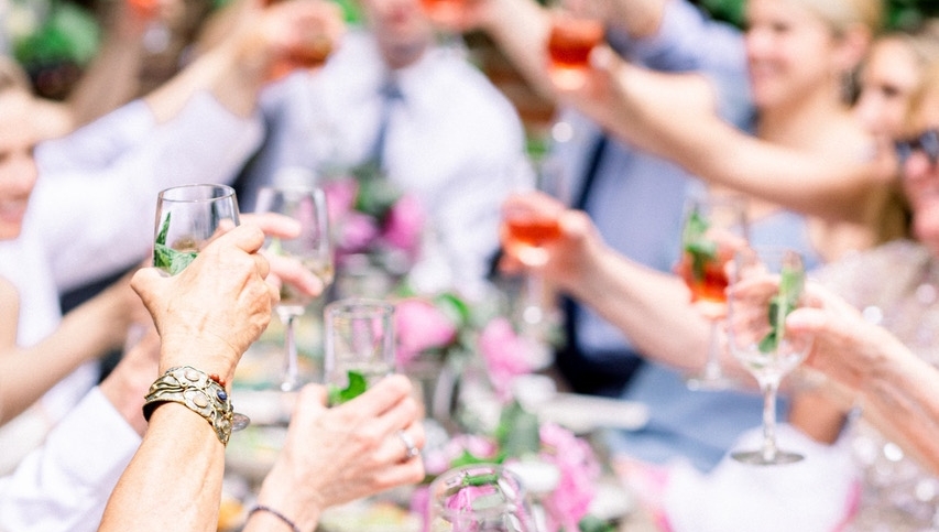 Micro weddings, with around 50 people, are a trend that the pandemic fast-tracked into mainstream acceptability. Learn all about them here. shorturl.at/sAV36
#intimatewedding
#luxurywedding #weddingphotographer