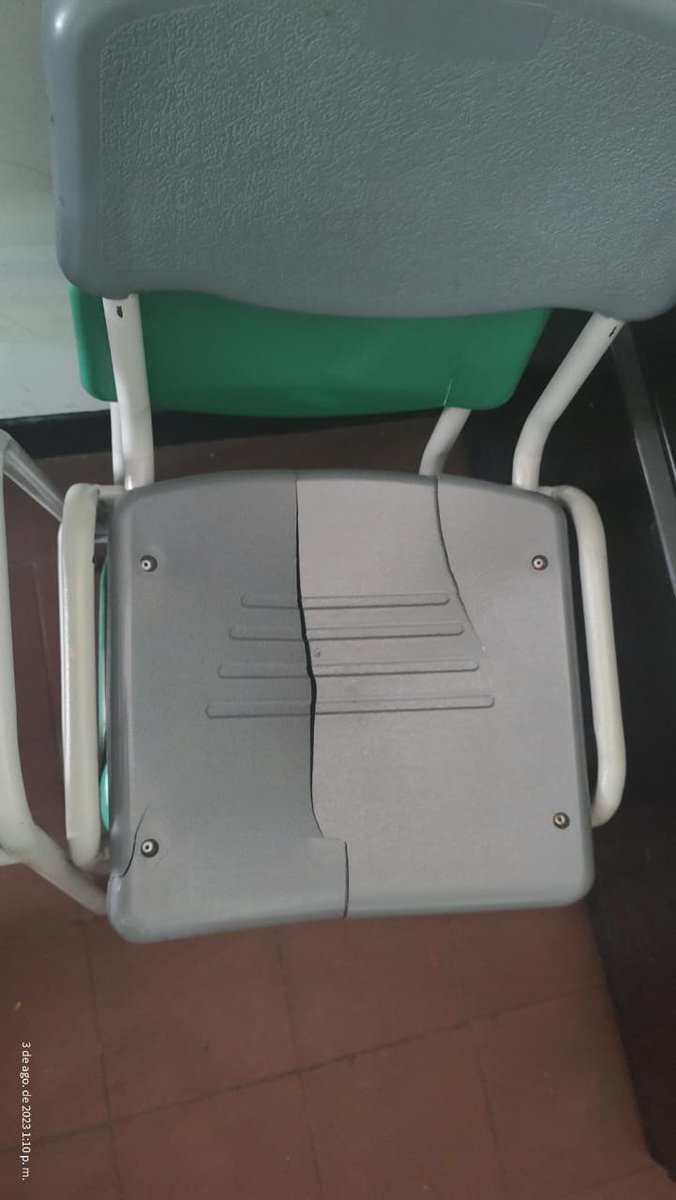 AngieBernalRam1's tweet photo. @EducacionBGA  que indignación se siente ver en lo que les toca sentarsen a nuestros hijos en estas sillas, niños de tan solo 5 y 6 años les tocaba diario lastimarse sus piel por esto, hablo del colegio San José de la Salle sede B, llevamos haciendo llamados al hermano desde marz https://t.co/ef9FOzYV4b