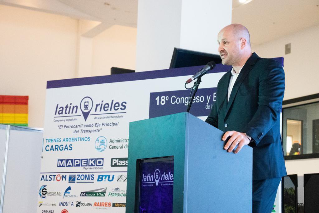 SalomLeonardo's tweet photo. Participe junto a referentes ferroviarios en Latin Rieles 2023, presentando nuestro trabajo en @MundoPuerto Destaco el intercambio de ideas y proyectos en sectores que deben articularse para el desarrollo y progreso de nuestro Pais. Agradezco a @rielesnoticias por la invitación https://t.co/s6QVjj4YE2