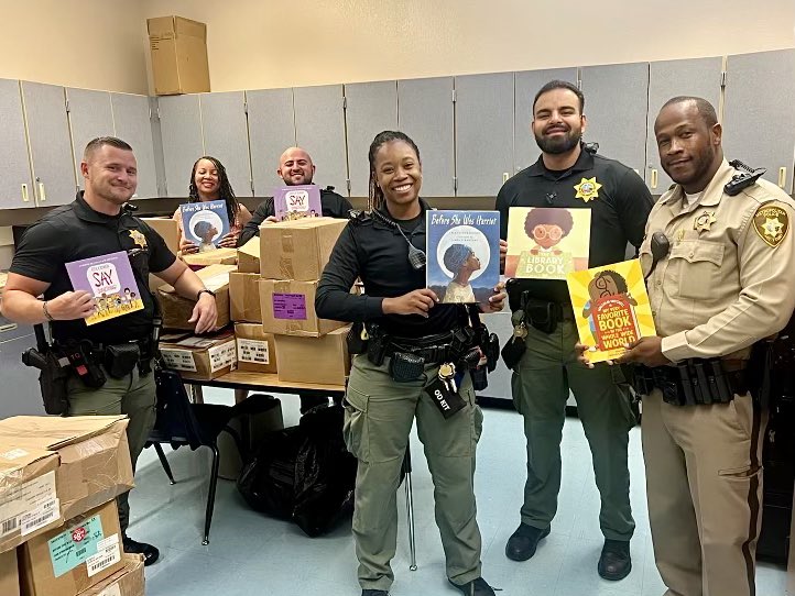 LVMPDBAC's tweet photo. Boldenโs COP Team is helping students at Wendell P. Williams Elementary School start the school year off right with some beloved books. We hope you enjoy them as much as we did! ๐๐๐
#BoldenPride #BACBestAreaCommand #LVMPD #StayInSchool #SchoolIsCool #LearningIsFun https://t.co/uJvRObLKdq