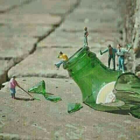 البشر مثل الزجاج هناك من 
يجرحنا و آخر يكون مرآة لنا 💜