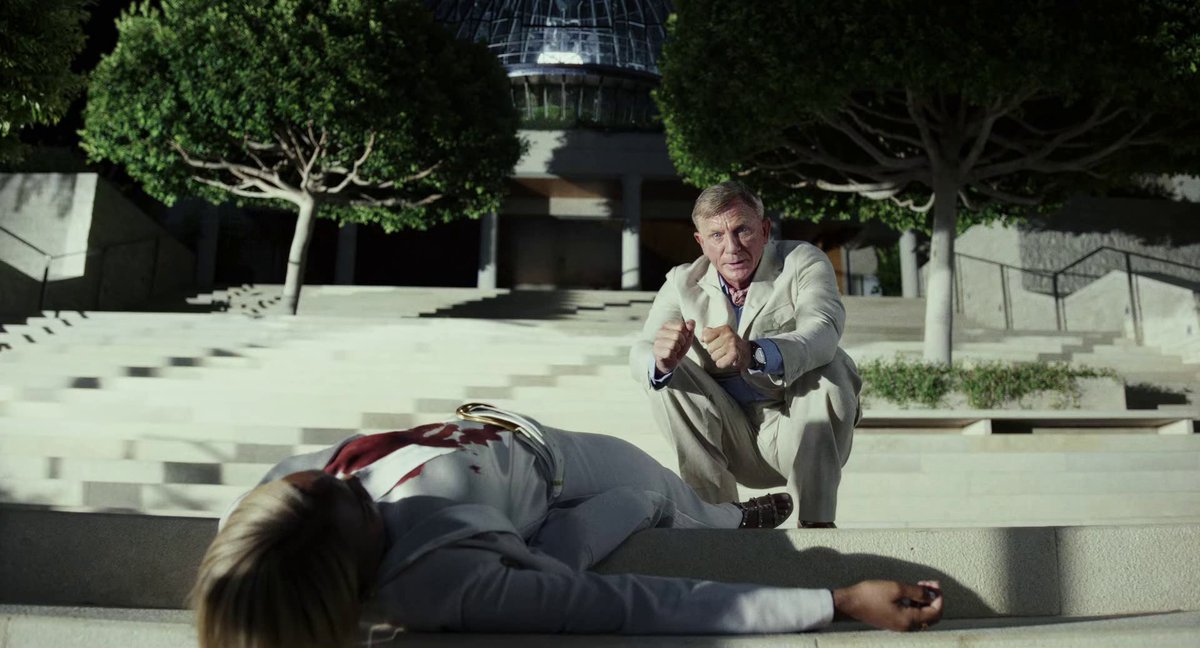 Glass Onion Minute tweet media