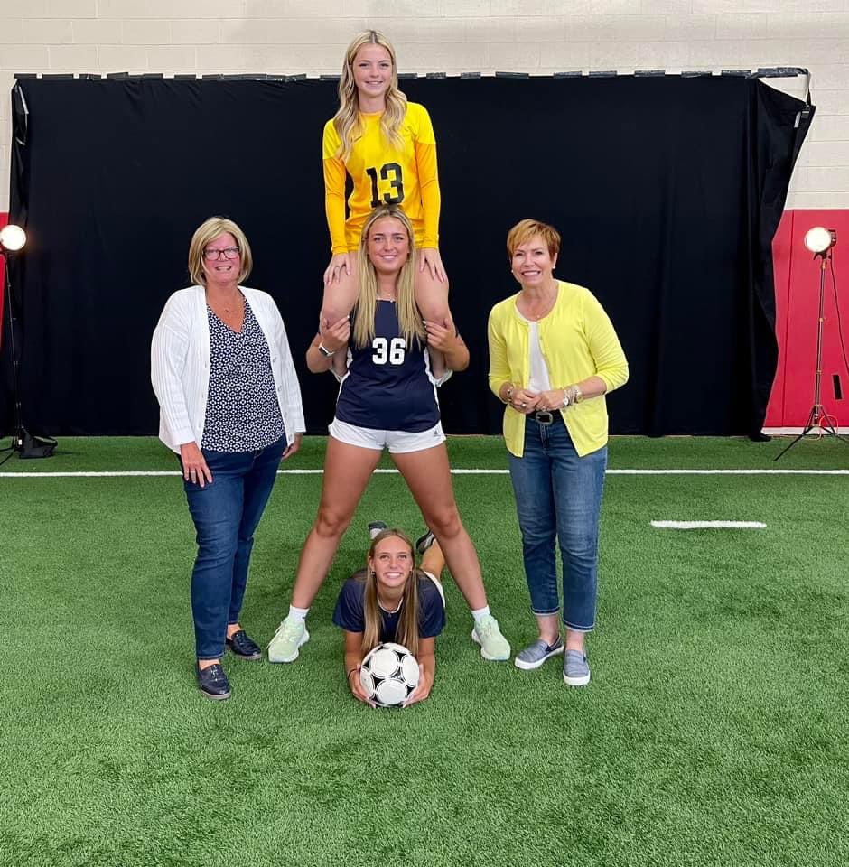 RenewalPa's tweet photo. 🏑⚽️Field hockey & soccer players were in the spotlight today at @PennLive Media Days. It was great meeting many of these outstanding HS athletes & coaches. We love supporting this fun celebration for the upcoming season. Good luck everyone!
#PLMedia #givingback #RenewalCares https://t.co/N5aORwPJDX