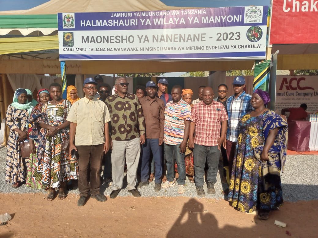ManyoniDC's tweet image. Mwenyekiti wa Halmashauri ya Wilaya ya Manyoni Mhe Jumanne Mlagaza mwenye shati la Kitenge akiwa na Wataalamu mbalimbali na Wadau wa Kilimo na Mifugo mbele ya Banda la Halmashauri ya Wilaya ya Manyoni kwenye viwanja vya maonesho ya Nanenane Nzuguni Mkoani Dodoma Tar 03 Agosti2023