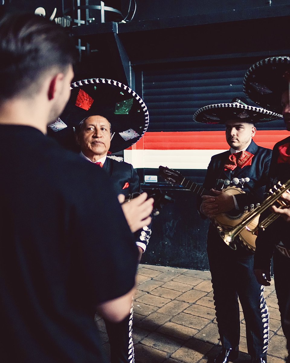 Feyenoord Media…

Waar je ‘s ochtends denkt 𝘨𝘦𝘸𝘰𝘰𝘯 naar kantoor te gaan en ‘s middags met een Mexicaanse band op een watertaxi zit. 

🥹🇲🇽❤️