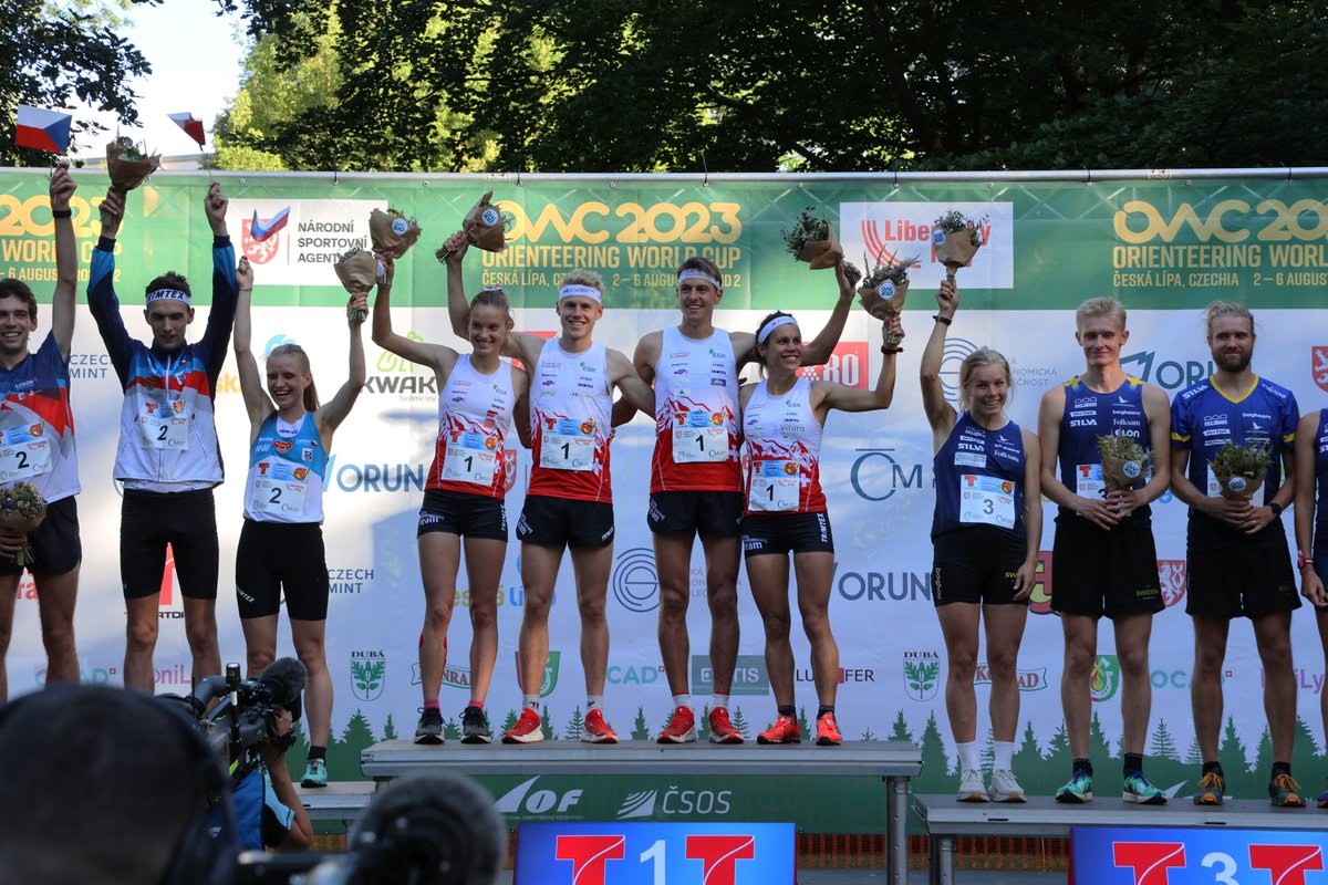 Am Orientierungslauf-Weltcup in Tschechien läuft das  Schweizer Team in der Sprintstaffel überlegen zum Sieg. Simona  Aebersold, Joey Hadorn, Matthias Kyburz und Elena Roos distanzierten  ihre Konkurrenz um mehr als eine Minute. Mehr: swiss-orienteering.ch/de/news/ol/263…
#swissoteam #owcup