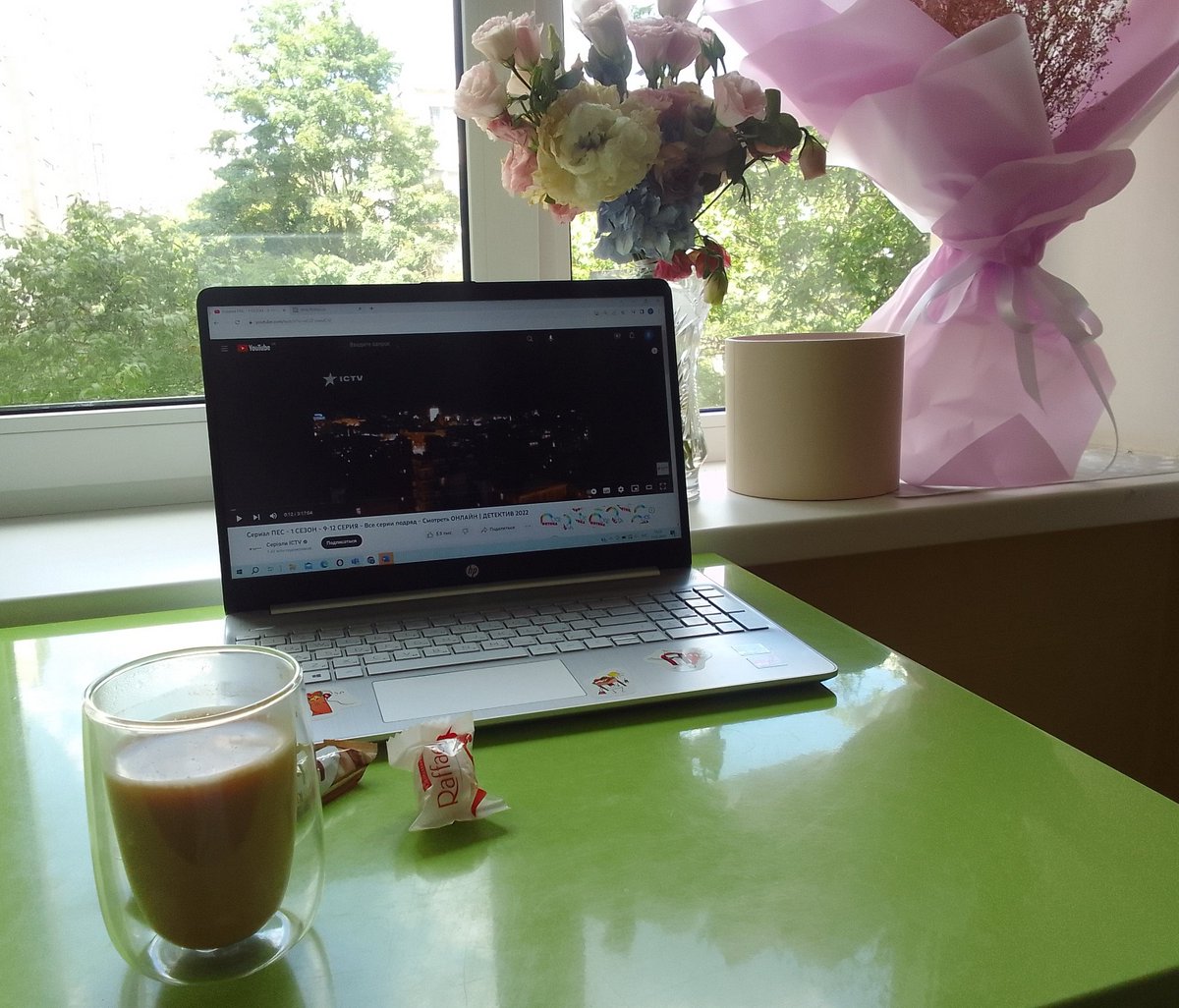 это окно в Виннице и мой остывающий кофе, который стоял ждал, пока я докручу волосы. а на фоне "Пёс".