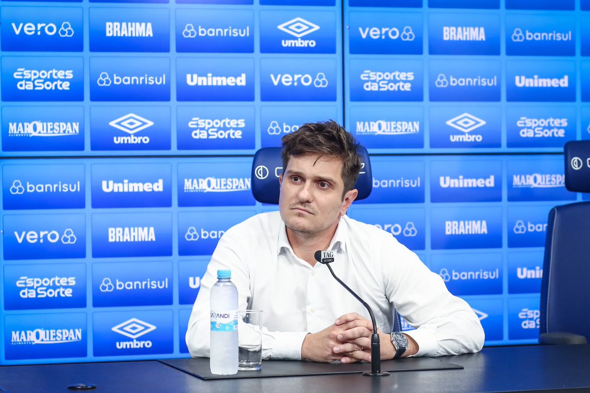 soccergfbpa's tweet photo. "Ninguém contrataria um jogador porque recebeu uma mensagem no Instagram. Eu até me sentiria mal de estar à frente do futebol do Grêmio se eu não conhecesse toda a carreira do Caíque, que é seleção de base, foi revelado pelo Vitória, era chamado de 'novo Dida'... conheço o trabalho do Caíque há muito tempo, até me chamou a atenção ele estar no Ypiranga no Gauchão desse ano pelo potencial que eu vejo nele. Sem desmerecer o Ypiranga, de maneira nenhuma, mas é um jogador que teve uma projeção enorme na sua carreira. Nós o monitoramos em todo o Campeonato Gaúcho, fez um grande campeonato, inclusive oferecendo dificuldades extremas para o Grêmio nos jogos que o enfrentamos, pegando pênalti e tudo mais."

- Antonio Brum, vice-presidente de futebol do Grêmio.