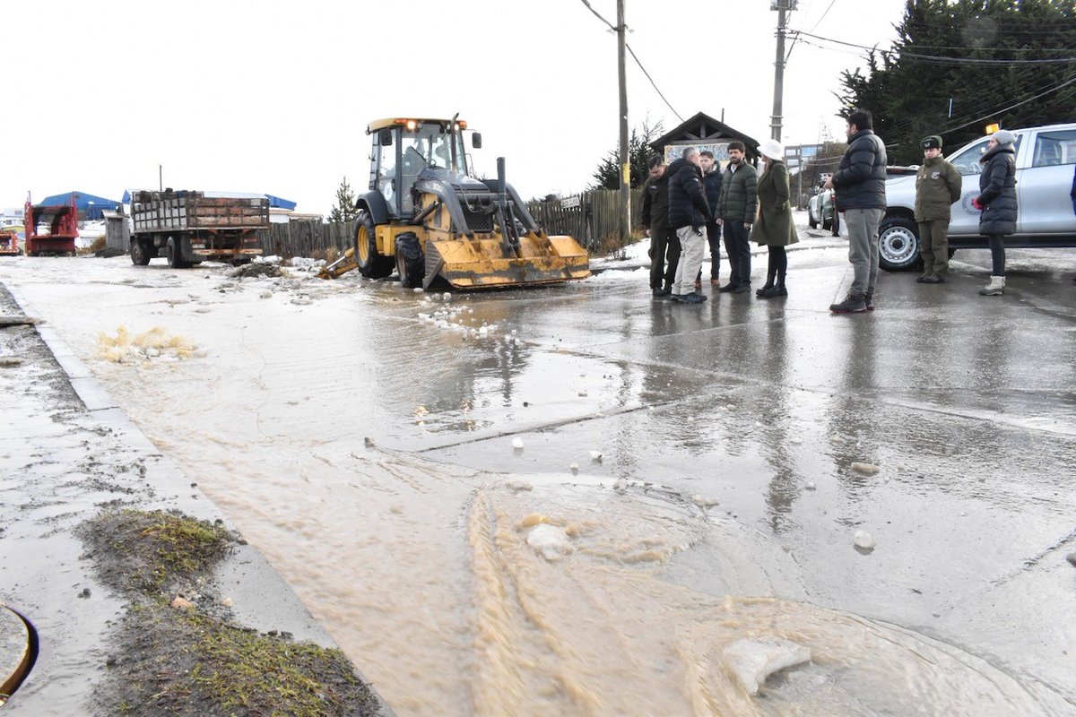 Senapred's tweet photo. Director Regional #SENAPREDMagallanes junto al Delegado Presidencial, municipio de Punta Arenas @munipuq  y organismos técnicos monitorean en terreno la situación producto de los deshielos y condiciones meteorológicas actuales. https://t.co/t9joY8Srhc