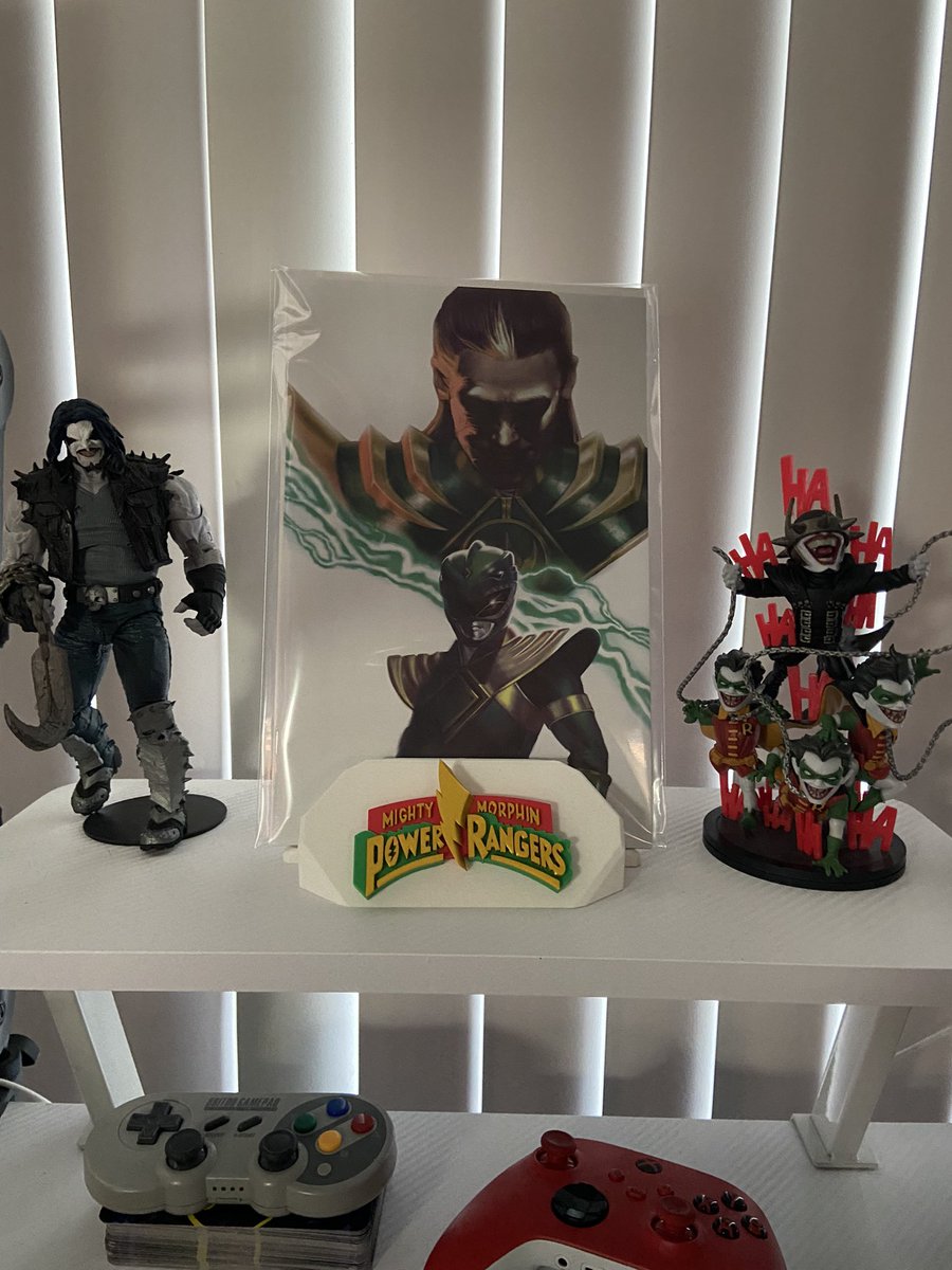 Awww yeah it’s here! #whamstand @whamstand this thing is friggin solid! Love the white! Also thanks for the joker logo ya know it’s gonna go to good use! #comicbooks #comics #nerd #mmpr #greenranger #thejoker #display #stand