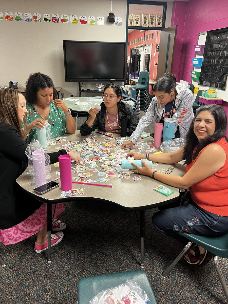 3rd grade bonding time! Decorating our 90s themed cups!! @HumbleISD_PLE @ClaThomas_PLE @jblue_PLE @ESerna_PLE @3rdgradetidbits #teambonding