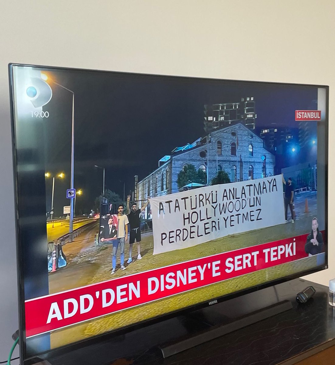 omerzilla's tweet photo. Dün gece yaptığımız hareketin Atatürkçü Düşünce Derneği (ADD-@add_genelmerkez ) ile hiçbir alakası bulunmamaktadır. Bu hareketi Memleket Partili Atatürkçü Gençler olarak yaptık. Bu hatanızı lütfen düzeltin. @KanalD https://t.co/fc5pAMFBuM