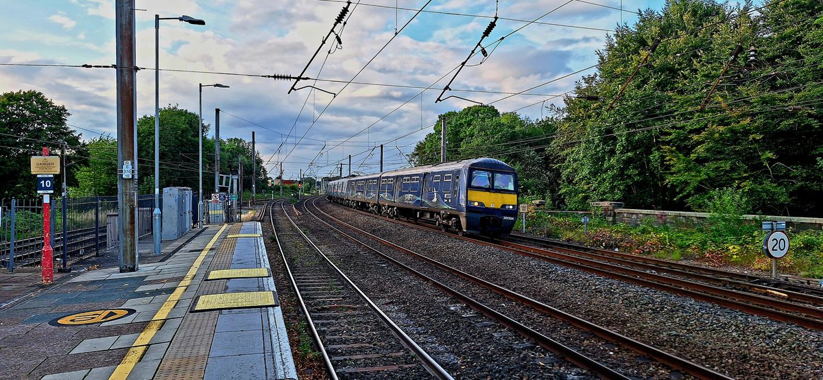 Guard_Amos's tweet image. @RailVaramis #brel321334 trundles through Lancaster with 1M04 Mossend-@VaramisBHI #expressparcels which was as always running early. Nice to finally see the company logo on the side

#expresslogistics #decarbonisation
#fullelectric 

realtimetrains.co.uk/service/gb-nr:…
