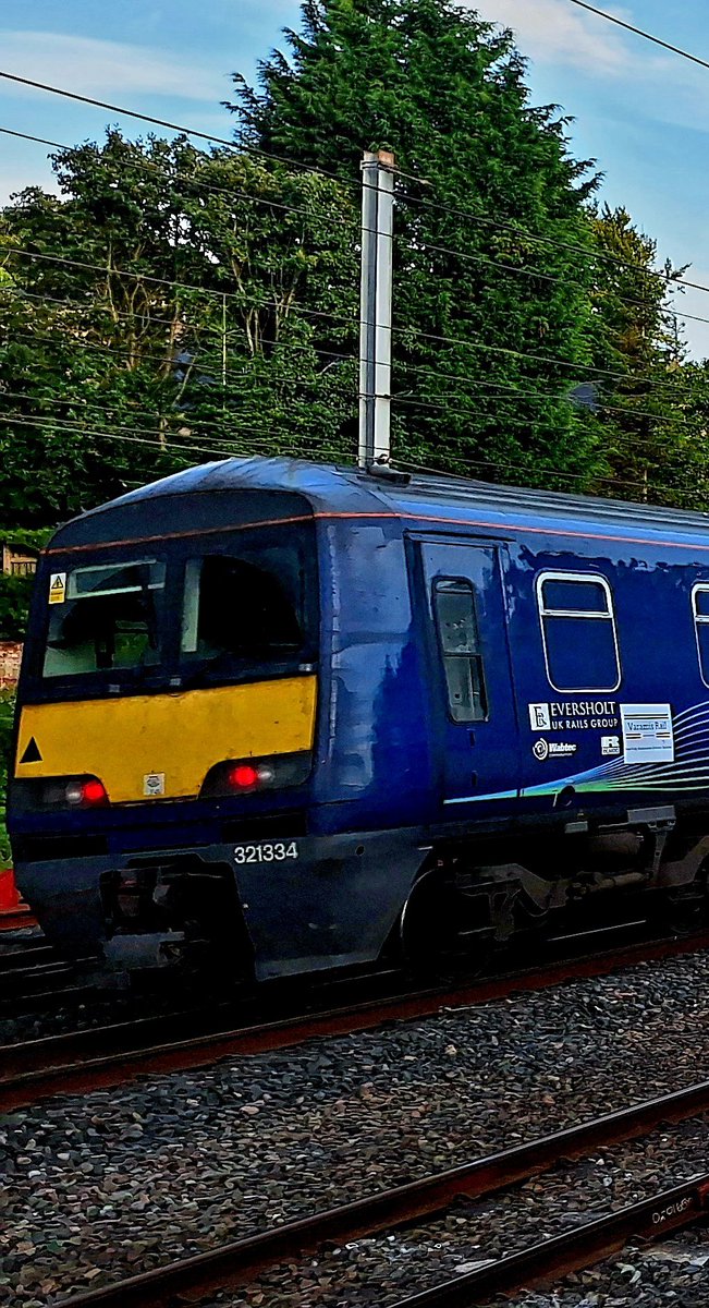 Guard_Amos's tweet image. @RailVaramis #brel321334 trundles through Lancaster with 1M04 Mossend-@VaramisBHI #expressparcels which was as always running early. Nice to finally see the company logo on the side

#expresslogistics #decarbonisation
#fullelectric 

realtimetrains.co.uk/service/gb-nr:…