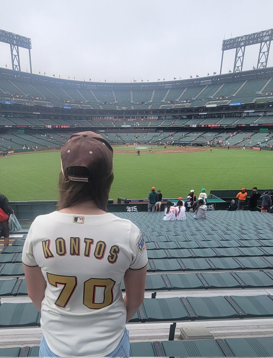28_JamieA's tweet photo. @G_Kontos always have to represent when I go to a Giants game! ⚾️ 🧡 #favoriteplayer https://t.co/nawBWuKo19