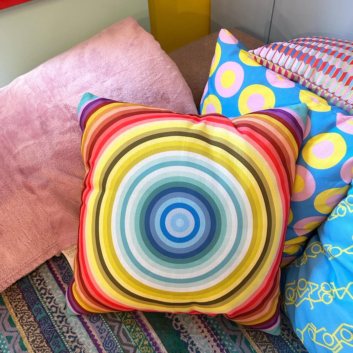 Our new colour-gradient cushion with radial and straight stripes on each side absolutelyanf.com/collections/pi…
