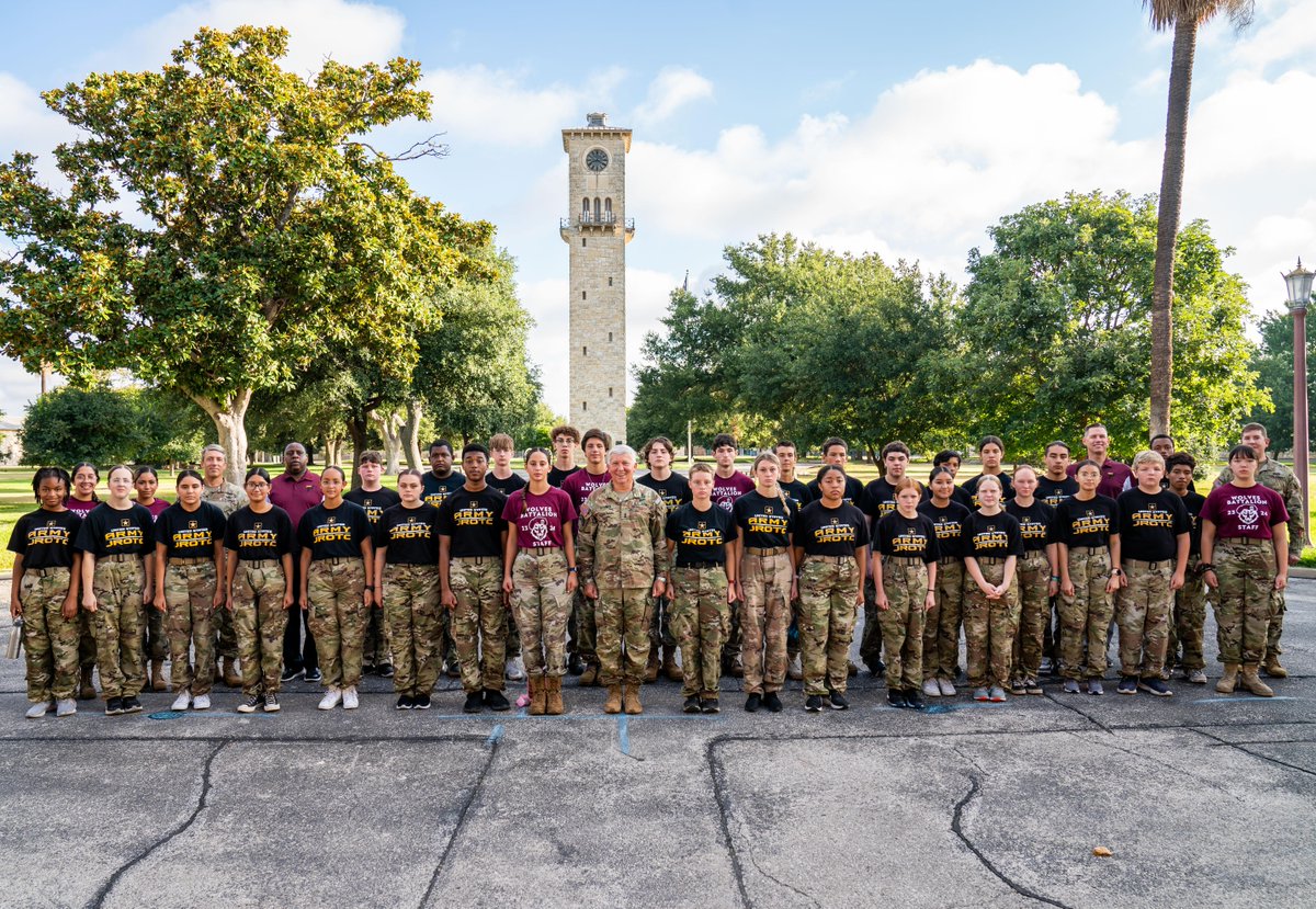 USArmyNorth's tweet photo. Davenport Highschool JROTC kicked off their Fort Sam Houston field day with a visit to the Historic Quadrangle and a chat with MJ Jim Bonner.
#StrengthOfTheNation
#FortSamHouston https://t.co/uNv4YVNeYh