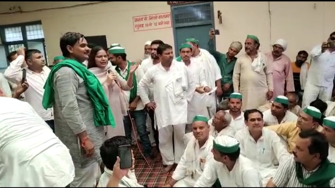 RahulAhBKU's tweet photo. खतौली तहसील में धरने प्रदर्शन में मौजूद 
@RakeshTikaitBKU @NareshTikait 
@OfficialBKU @AnujSinghBKU https://t.co/0yRRTZNmtp