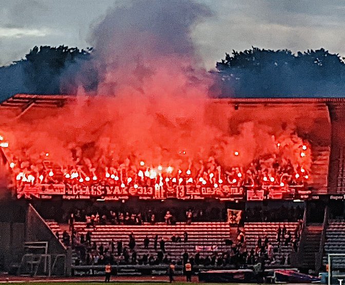 thibi1307's tweet photo. The famous FCB! 🔥🔵⚫️ #AGFCLU https://t.co/591s3NMocV