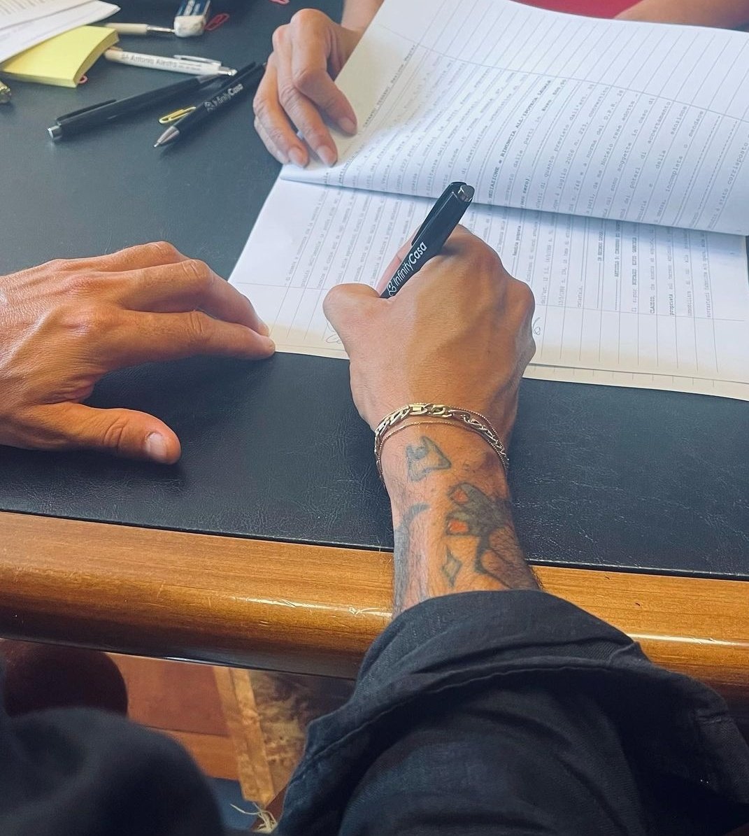 Erica14682776's tweet photo. Ci sono traguardi nella vita davvero importanti...
E quando sono così sudati lo diventano ancor di più...
Sono certa che residenzasona sarà stupenda, proprio come te...auguri splendore ❤️🥂🥳#ClaudioSona https://t.co/qC3qv8NwTZ