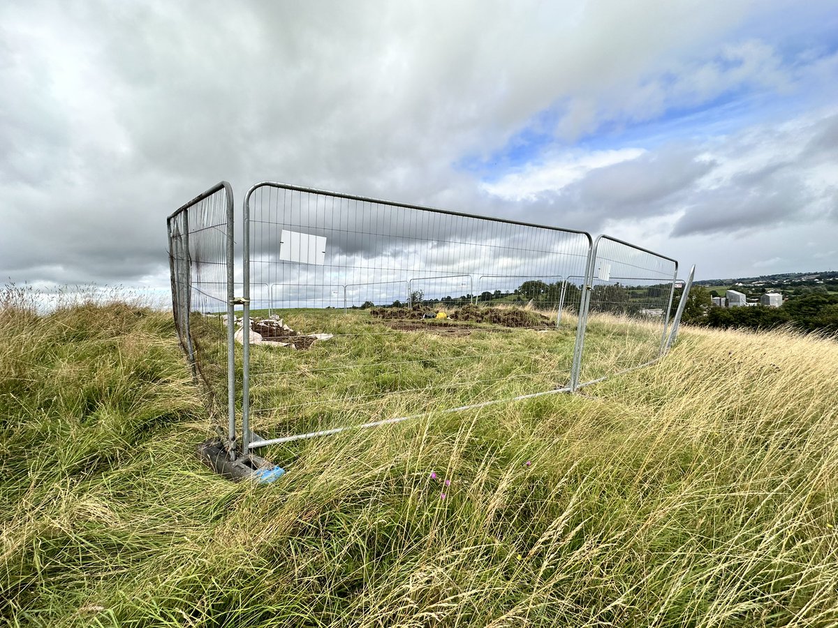 And we are off! 2nd phase of excavations in Navan Fort with @JODarchaeology. We have 4 trenches planned in the iconic enclosure. All desodded, fenced and ready for some archaeology tomorrow! Thanks to colleagues @loveheritageNI @CommunitiesNI and @abcb_council Watch this space!