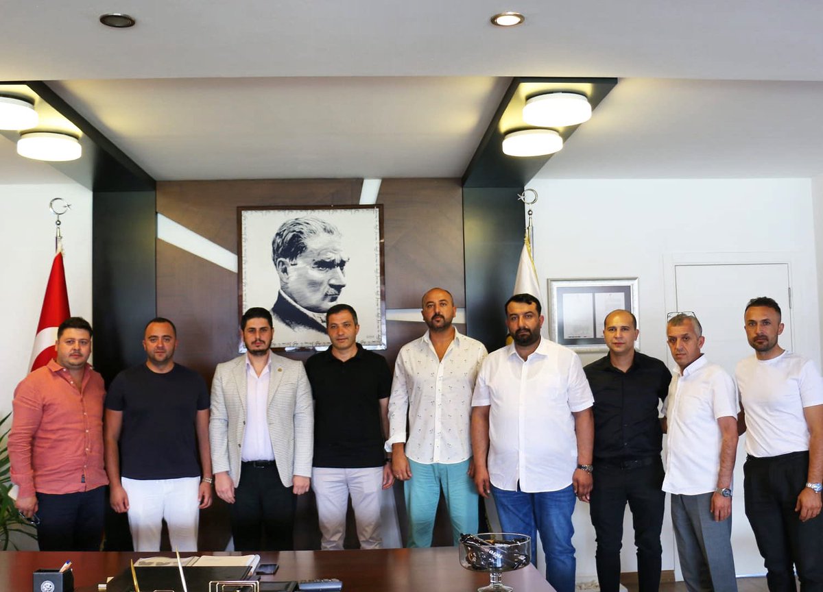İlçe Başkanımız Ümit Sezer ve Özcan Yıldız ile Eskişehirspor Başkanı Erkan Koca ve Kulüp Yöneticilerini Kulüp Tesislerinde ziyaret ettik.
Eskişehirspor’umuza Yeni sezonda başarılar diler, kıymetli Başkanımız Erkan Koca ve Yönetimine misafirperverlikleri için teşekkür ederiz…