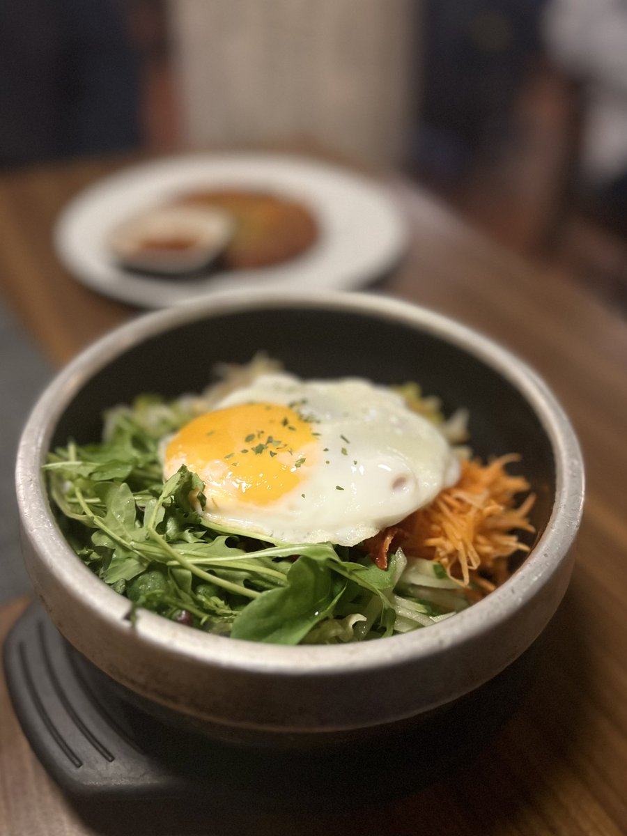 TuomasEnbuske's tweet photo. iltabreguksi kimchi-bibimbap korean housessa kruununhaassa. olin unohtanut, miten ihana kaupunginosa kruna olikaan. fiilis on aivan eri kuin töölössä tai kalliossa, joista molemmista myös tykkään. hienoa, että voi käydä samassa kaupungissa eri kaupungeissa
#Helsinki #kruna❤️ https://t.co/R67pVff42l