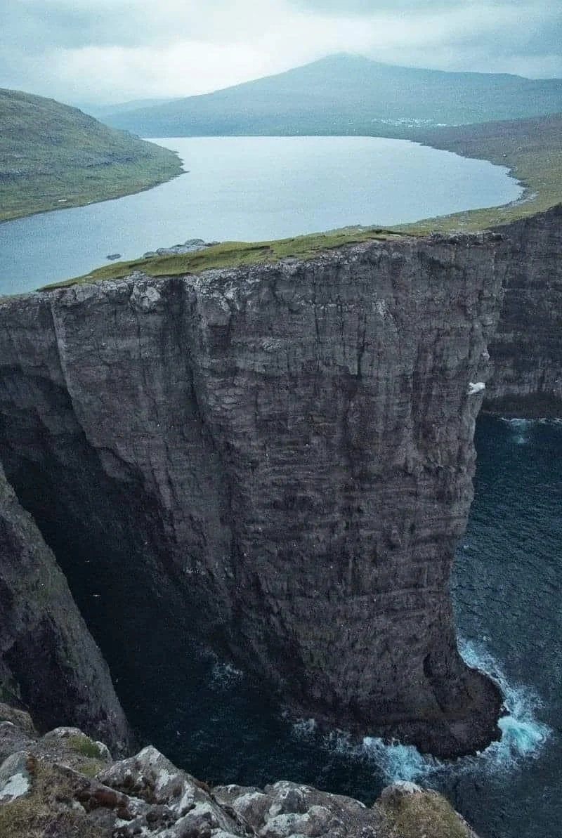 LeContempIateur's tweet photo. Le somptueux Sørvágsvatn est un lac perché sur le haut d'une falaise, situé dans la partie nord de l'île de Vágar, au cœur des fjords des îles Féroé. Un décors atypique unique au monde ! https://t.co/4hWLw0YCh0