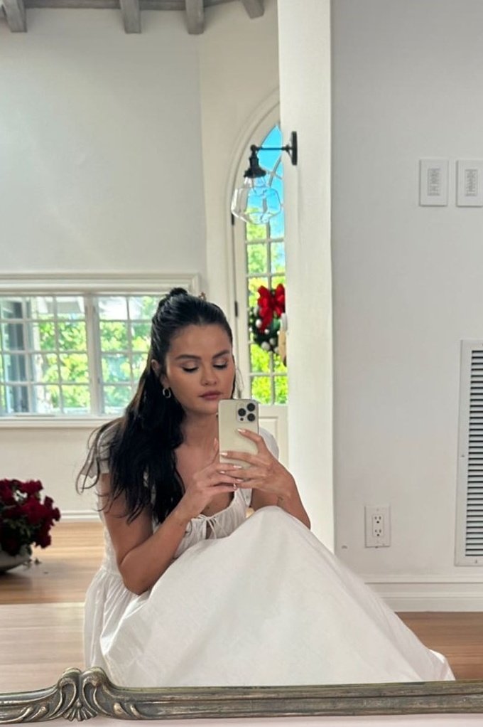 fetishxsel's tweet photo. Selena is looking like a princess https://t.co/Kj4tmldNJk