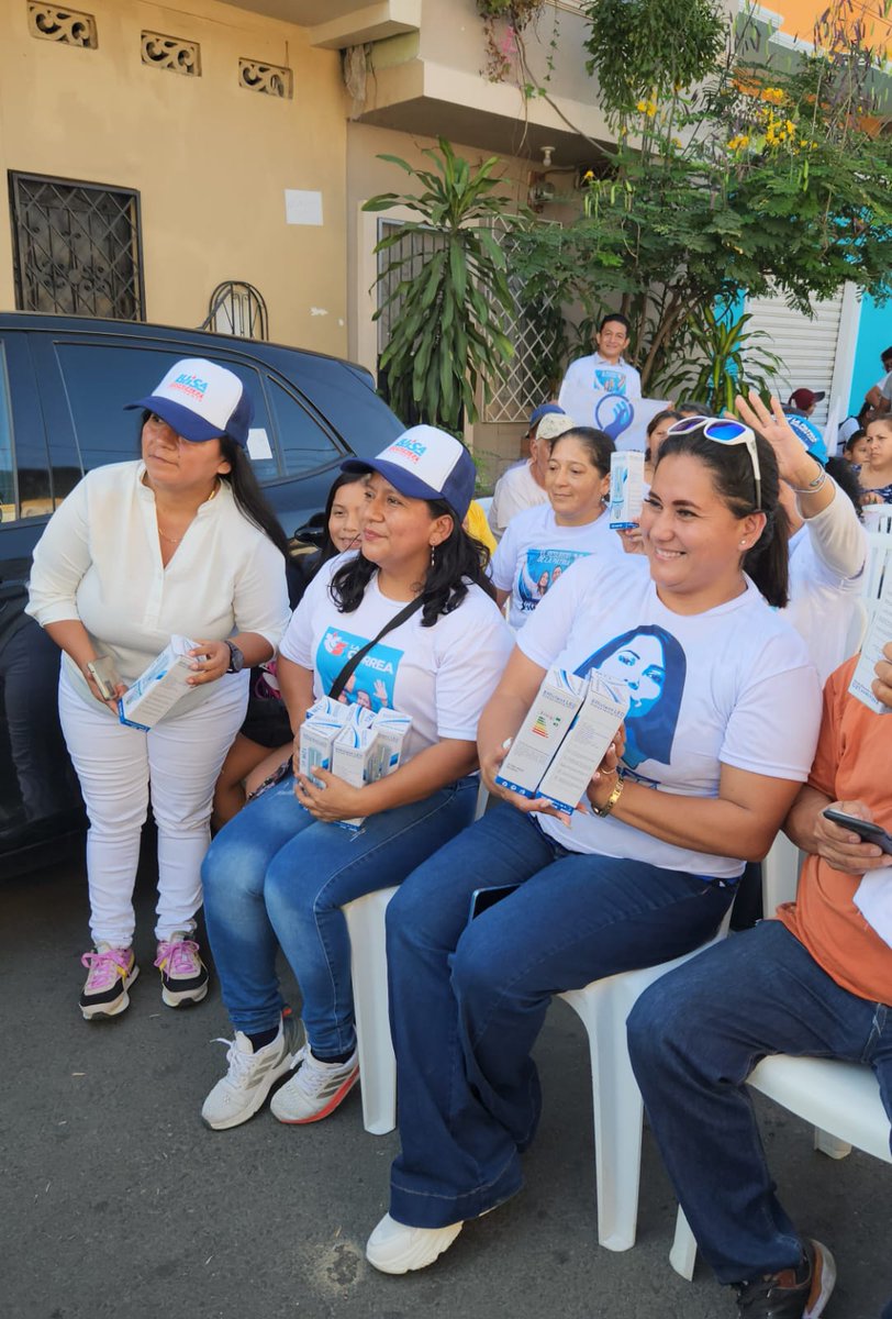 aldas_shirley's tweet photo. Luego de colocar vitamina C por V.I. a adultos mayores en Mapasingue Oeste, se brindó una charla de capacitación electríca del cual fueron 200 favorecidos al recibir focos led, con la visita de la Futura Asambleista #RosaCorrea #ResurgirDeLaPatria #Empezo @emprendelectri https://t.co/Sc1dcU5NNV