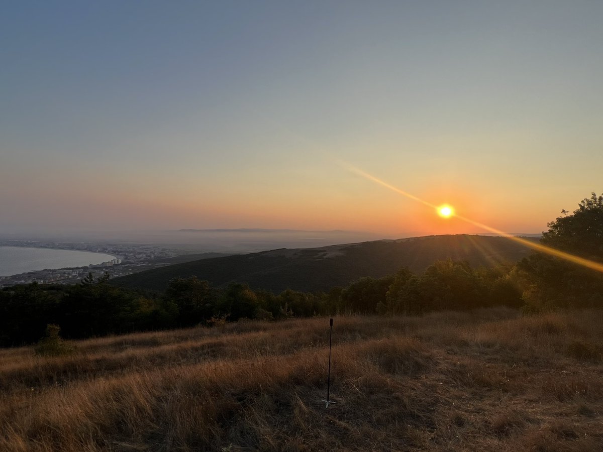 Walk to the top of my favourite view point in Sveti Vlas 🥵 20min to watch beautiful sunset and run downhill 🏃🏻‍♂️🥵
#svetivlas 
#svetivlas☀️⛵️🌴 
#sunset 
#sunnybeach 
#sunnybeachbulgaria 
#nesebar
#run
#running 
#bieganie
#walk