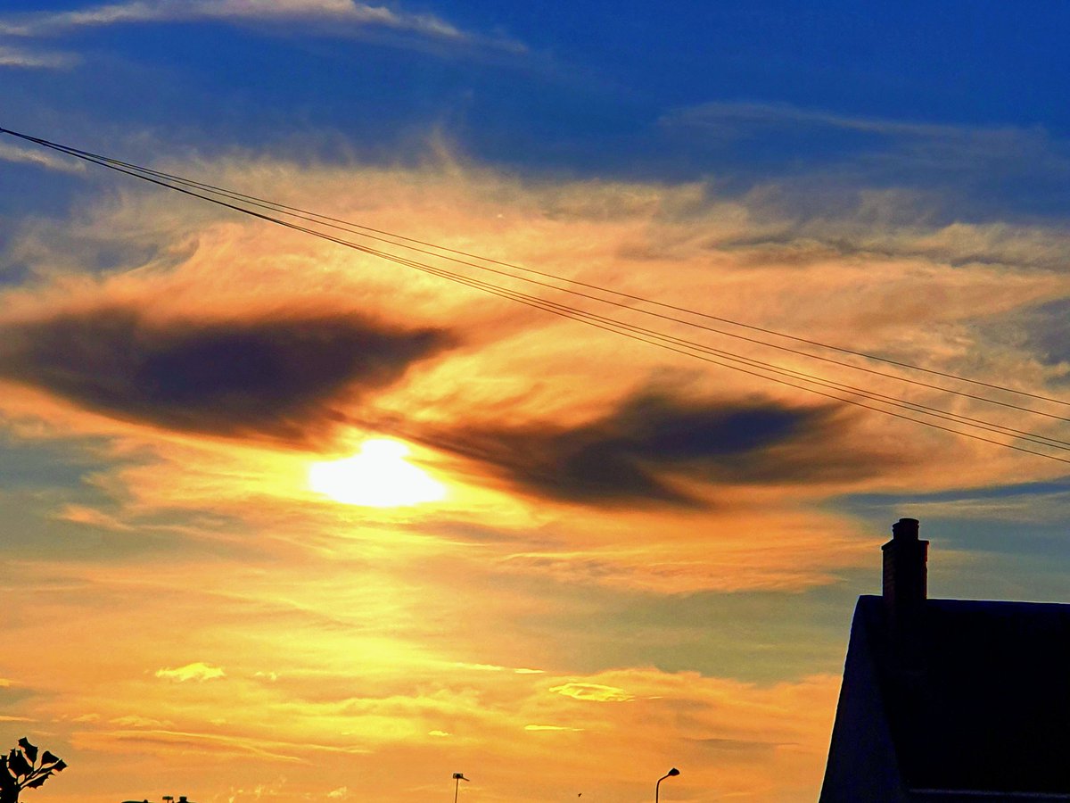 North Staffordshire, going into golden hour. @TraidTraingleWX  @BrookeBrighton  @DnPhotographys  #WeatherRetweet  #wxtwitter