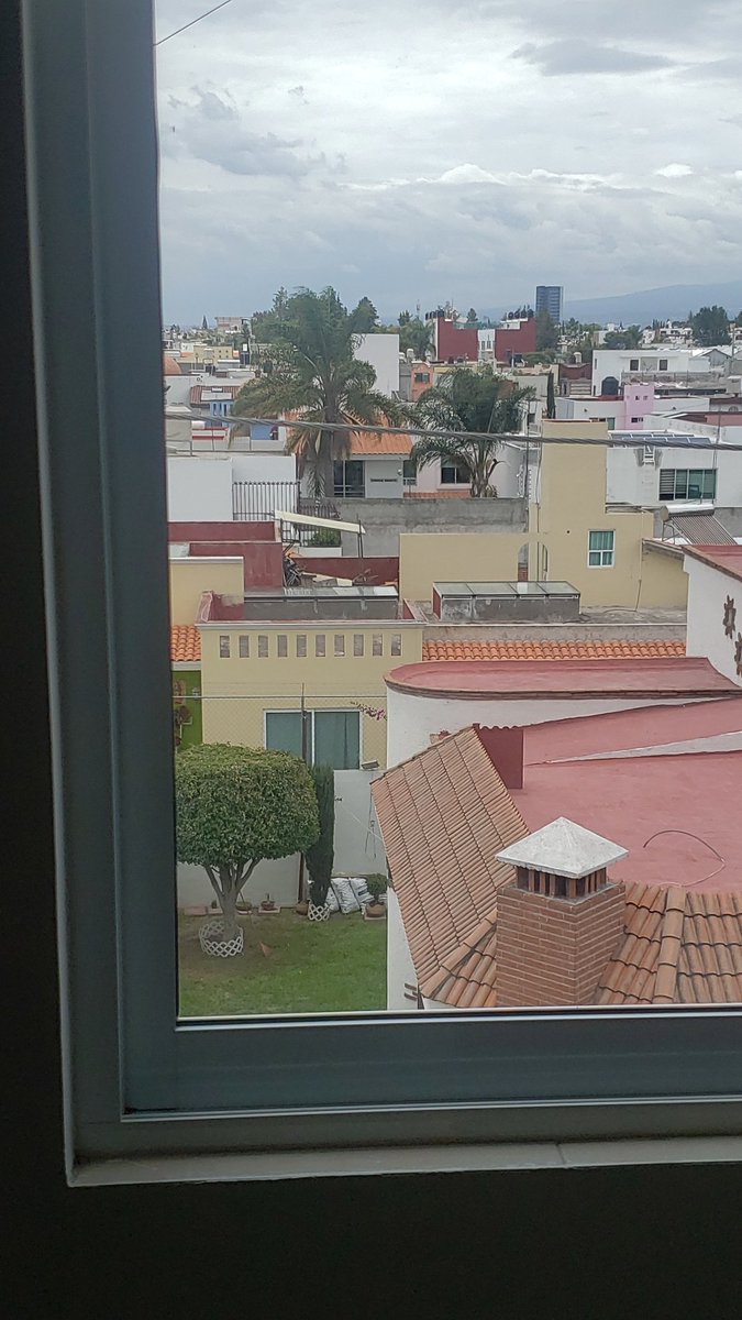 Mauricog83's tweet photo. @CFE_Contigo buenas tarde, en días pasados cambiaron un poste de luz y nos dejaron enfrente del departamento un cable de alta tensión enfrente de nuestras ventas del depto, tienen menos de 1.5 metros de distancia y un gran peligro https://t.co/anlV9IgHeX