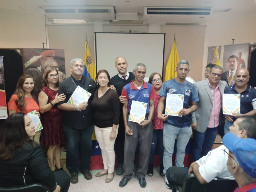 iaegabaldon's tweet photo. Hoy #3Ago en el @iaegabaldon celebramos por todo lo alto nuestro 23 aniversario con un merecido y emotivo Reconocimiento a las y los trabajadores, egresados e invitados especiales.
#YoIzoMiBandera 🇻🇪
#JuntosPorCadaLatido ❤️
#IAESiempreContigo ✊🏽
#23AñosFormandoAlSPNS 👩🏼🎓👨🏽🎓 https://t.co/vntLOwjn9T